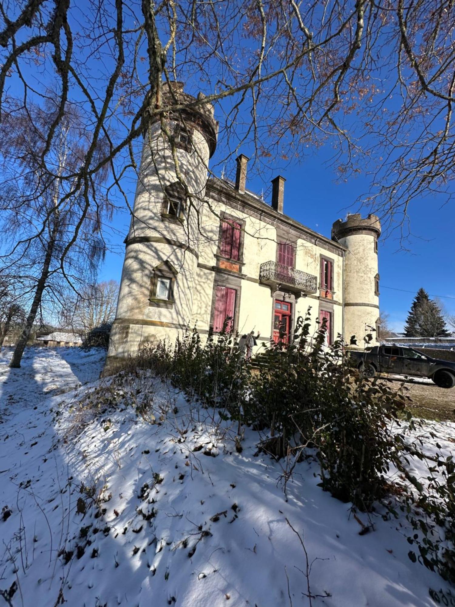 Le Chateau Giat Екстериор снимка